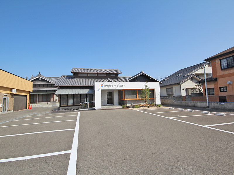 松山市の歯医者（歯科）HAKUデンタルクリニックは駐車場（10台）あり